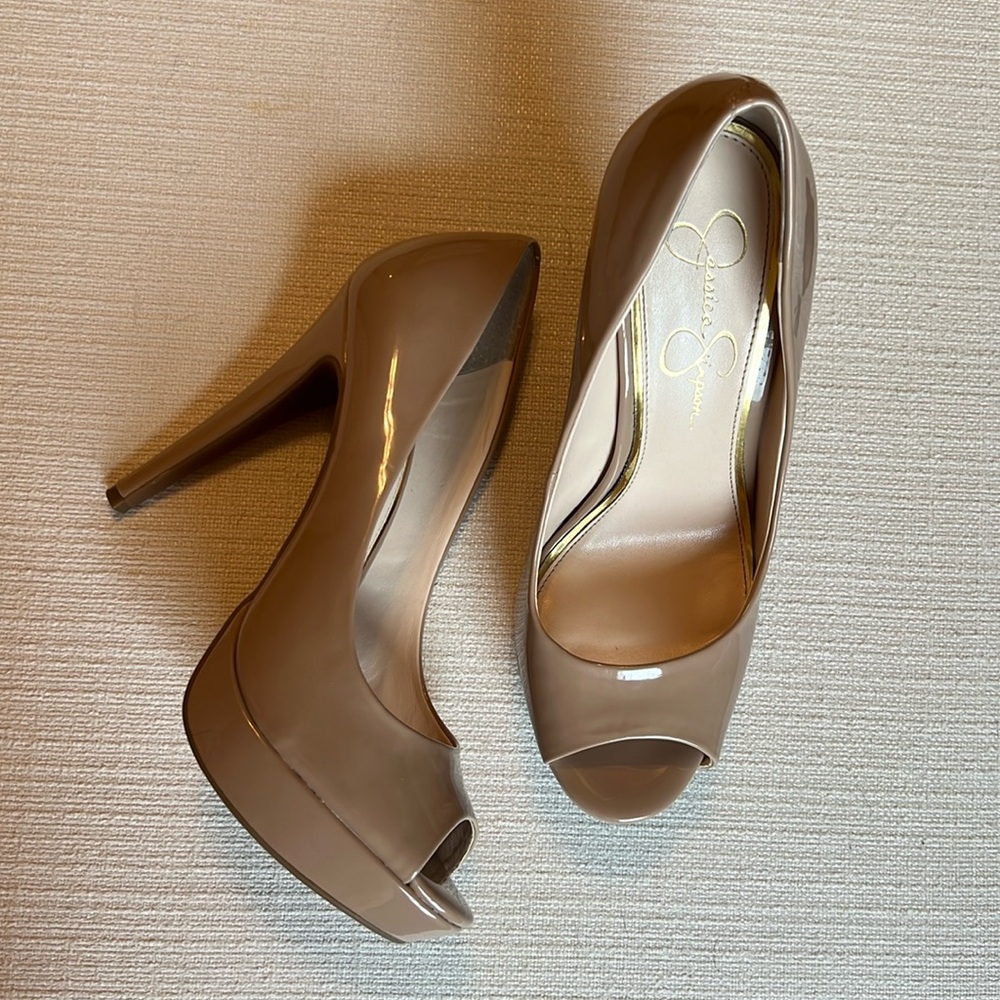 Jessica Simpson size 7.5 nude peep toe pumps